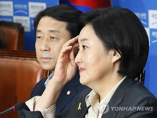 ▲ '골치 아프네…' 새정치민주연합 박영선 국민공감혁신위원장이 11일 오전 열린 원내대책회의에서 머리를 짚고 있다. 박영선 위원장은 이날 7일의 원내대표 합의를 유지할 것을 시사하면서도, 증인 선정 문제가 뜻대로 풀리지 않으면 합의안을 파기할 수도 있다고 밝혔다. ⓒ연합뉴스DB