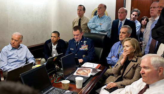 ▲ 오바마 빈 라덴 사살 작전 수행 당시 백악관에서 작전상황을 지켜보고 있는 오바마 미국 대통령의 모습.  이 사진 하나로 개방적인 미국 대통령 집무실 구조와 집무 행태를 한 눈에 알 수 있다.ⓒ뉴데일리 자료사진