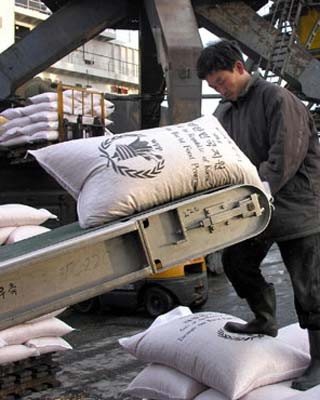 ▲ 세계식량기구(WFP)가 제공한 밀가루를 운반하는 북한 근로자. [자료사진]