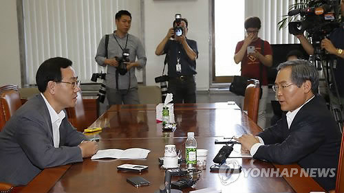 ▲ 새누리당 주호영 정책위의장(왼쪽)과 우윤근 정책위의장이 11일 국회에서 세월호특별법 등 주요 정치 현안에 대해 대화를 하고 있다. ⓒ연합뉴스