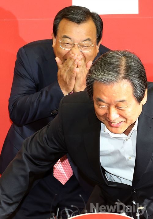 ▲ [이정현] 새누리당 의원이 김무성 대표가 등을 내밀고 업히라고 하자 당황해하고 있다.