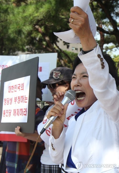 ▲ 내란음모 혐의를 받고 있는 이석기 통합진보당 의원에 대한 항소심 선고공판이 열리는 11일 엄마부대봉사단, 대한민국재향군인회 등 보수단체 회원들이 서울 서초동 서울고등법원 앞에서 통합진보당 해체와 이 의원에 대한 법정최고형 선고를 촉구하며 구호를 외치고 있다. ⓒ연합뉴스