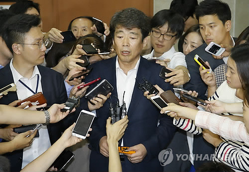 ▲ 서울종합예술직업전문학교 입법 로비 의혹과 관련해 검찰의 소환 통보를 받은 새정치민주연합 신계륜 의원이 9일 검찰에 출석하지 않았다. 12일로 예정된 출석 또한 미정이라는 것이 의원실 관계자의 말이다. 사진은 6일 결백을 주장하는 국회 기자회견 뒤 질문에 답하고 있는 신계륜 의원. ⓒ연합뉴스DB