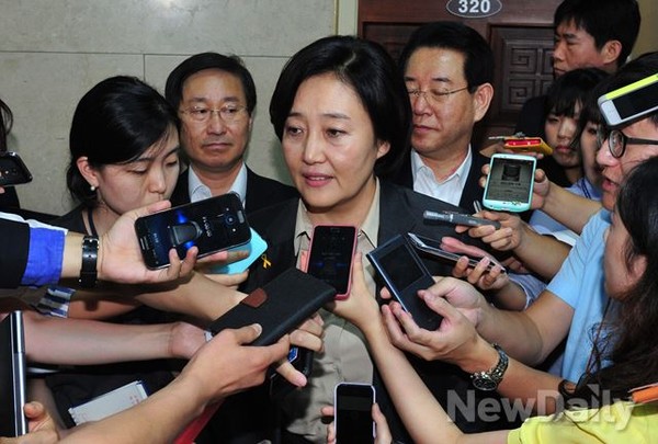 ▲ [박영선] 새정치민주연합 원내대표가 11일 오후 국회 운영위원장실에서 [이완구] 새누리당 원내대표와의 주례회동을 마친뒤 기자들의 질문에 답변하고 있다.