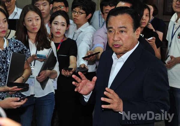 ▲ [이완구] 새누리당 원내대표가 11일 오후 국회 운영위원장실에서 주례회동 사이에 기자들의 질문에 답변하고 있다.