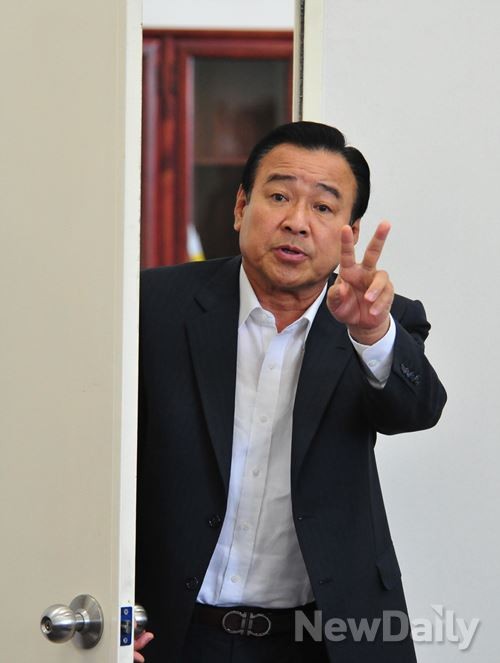 ▲ [이완구] 새누리당 원내대표가 여야 주례회동이 길어진다며 도시락을 주문하고 있다.