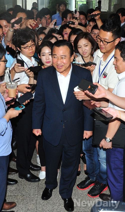 ▲ [이완구] 새누리당 원내대표가 11일 오후 국회 운영위원장실에서 주례회동 사이에 기자들의 질문에 답변하고 있다.