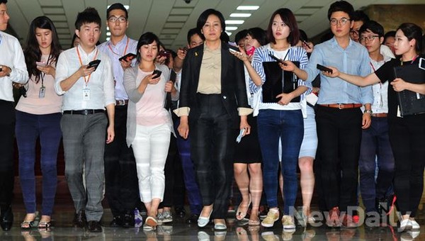 ▲ [이완구] 새누리당 원내대표가 11일 오후 국회 운영위원장실에서 주례회동 사이에 기자들의 질문에 답변하고 있다.