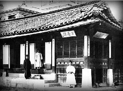 경복궁내 건천궁 옥호루. 을미사변때 일본이 살해한 민왕후 시신을 잠시 안치했던 곳. 1909년 일본은 건청궁을 철거해버렸다.