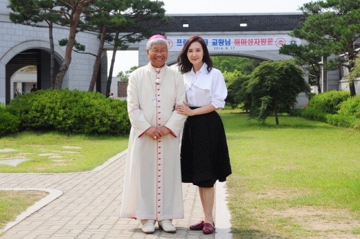 ▲ 해미성지에서 천주교 대전교구장 유흥식 라자로 주교와 함께하는 채시라.