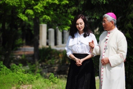 ▲ 해미성지에서 천주교 대전교구장 유흥식 라자로 주교와 함께하는 채시라.