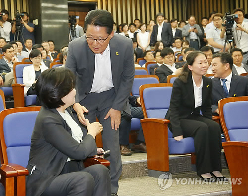 ▲ 새정치민주연합 박지원 의원이 12일 오전 라디오 프로그램 전화 인터뷰에서 "합의는 여당이 먼저 깬 것"이라고 주장했다. 사진은 지난 4일 열린 의원총회에서 박영선 국민공감혁신위원장과 인사를 나누고 있는 박지원 의원. ⓒ연합뉴스DB