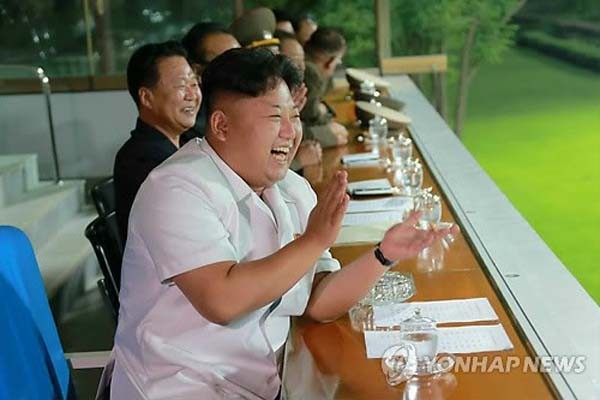 ▲ 북한 여자 축구대표팀의 연습경기를 보며 좋아하는 김정은. ⓒ연합뉴스. 무단전재 및 재배포 금지.