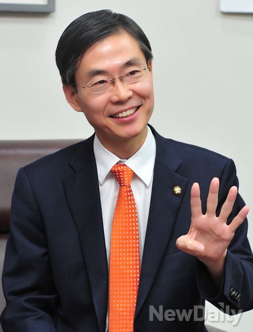 ▲ 새정치민주연합 조경태 전 최고위원이 뉴데일리와 인터뷰를 갖고 있다.ⓒ이종현 기자