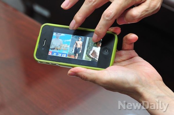 ▲ 새정치민주연합 조경태 전 최고위원이 자신의 선거포스터를 패러디한 사진을 보여주고 있다. 왼쪽부터 조 전 최고위원, 버락 오바마 미국 대통령, 푸틴 러시아 대통령.ⓒ이종현 기자