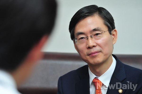 ▲ 박근혜 대통령이 지난해 11월 18일 국회에서 시정연설을 마치고 퇴장하자 민주당 조경태 최고위원이 기립하고 있는 반면 김한길 대표 등은 자리에 앉아 있다.ⓒ연합뉴스