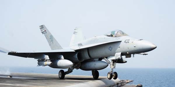▲ 이라크 IS 반군 공습에 나서는 美5함대 '조지 H.W.부시'호 소속 F-18C. [사진: 美해군연구소 홈페이지 캡쳐]