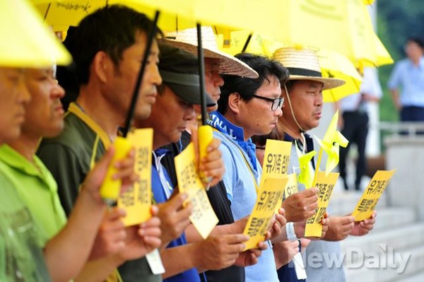 ▲ 세월호참사 가족대책위가 국회 본청 앞에서 여야 특별법 협상 관련 입장표명 기자회견을 하고 있다.