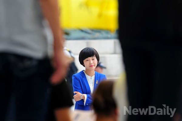 ▲ 세월호 참사 가족대책위가 국회 본청 앞에서 여야 특별법 협상 관련 입장 표명 기자회견을 가지자 통합진보당 김재연 의원이 바라보고 있다