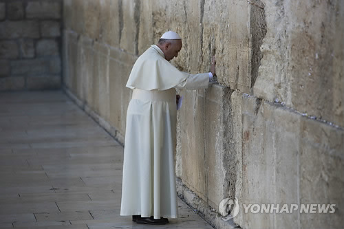 ▲ 중동을 찾은 프란치스코 교황이 예루살렘 구시가지에서 유대인들이 가장 성스럽게 여기는, '통곡의 벽'에 손을 댄 채 기도하고 있다. ⓒ 연합뉴스