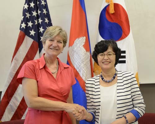 ▲ MOU를 맺은 뒤 악수하는 백숙희 KOICA 캄보디아 사무소장과 레베카 블랙 USAID 캄보디아 사무소장 [사진: KOICA 제공]