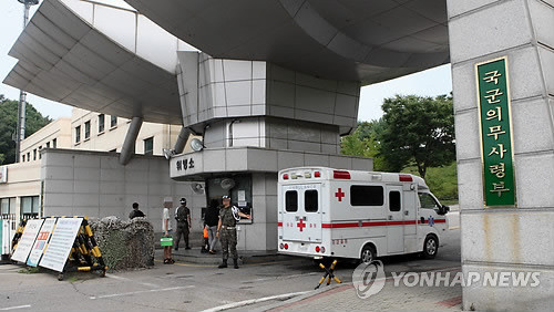 ▲ 12일 오전 경기도 성남시 분당구 국군수도병원에 28사단 이모(23)상병과 이모(21)상병의 시신이 안치돼있다. 이들은 11일 오후 10시 24분께 서울시 동작구 이 상병(23)의 누나 집 21층 아파트 베란다에서 빨래봉에 목을 매 숨진 채 발견됐다.  ⓒ 연합뉴스