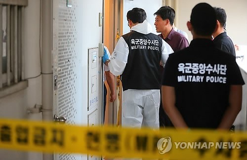 ▲ 12일 오전 육군 28사단 관심병사 2명이 휴가 중 숨진 채 발견된 서울 동작구의 한 아파트에서 육군중앙수사단 요원들이 사건 현장 감식을 하고 있다.   ⓒ 연합뉴스