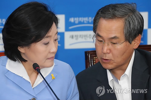 ▲ 새정치민주연합 박영선 국민공감혁신위원장과 우윤근 정책위의장이 조정식 사무총장의 발언 도중 머리를 맞대고 무언가를 논의하고 있다. 이날 정책조정회의에서 새정치연합의 주요 당직자들은 청와대와 여당을 향해 날선 비난을 쏟아냈다.  ⓒ연합뉴스DB