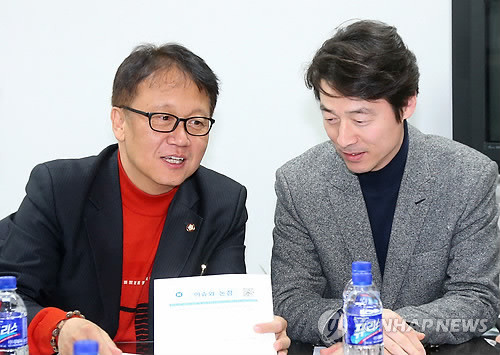 ▲ 민병두 신임 민주정책연구원장은 새정치연합이 유권자와 멀어져 있고 정치적 지형에서도 불리한 위치에 있다고 냉정히 진단했다. 사진은 송호창 전 전략기획본부장과 대화하고 있는 민병두 원장(왼쪽). ⓒ연합뉴스DB