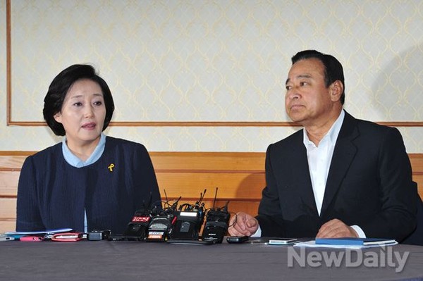 ▲ ▲ 새정치민주연합이 세월호특별법 관련 여야 합의를 일방적으로 파기하고 다른 민생법안 처리와 연계하면서 당장 시급한 민생경제 법안들이 표류할 위기에 놓였다. 박영선 새정치민주연합 원내대표(왼쪽), 이완구 새누리당 원내대표(오른쪽) ⓒ뉴데일리DB