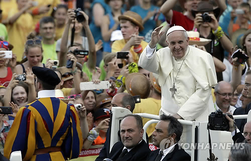 ▲ 프란치스코 교황이 14일 오전 서울공항을 통해 한국을 방문한다. 1989년 성 요한 바오로 2세 교황의 방한 이래 25년 만에 이루어지는 것이다. 사진은 지난 5일(현지시간) 프란치스코 교황이 연설을 위해 바티칸 성 베드로 광장에 도착하고 있는 모습.  ⓒ 연합뉴스