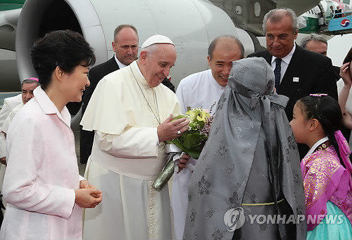 ▲ 14일 오전 서울공항에 도착한 프란치스코 교황이 환영나온 화동들로부터 꽃다발을 받고 있다.  ⓒ 연합뉴스