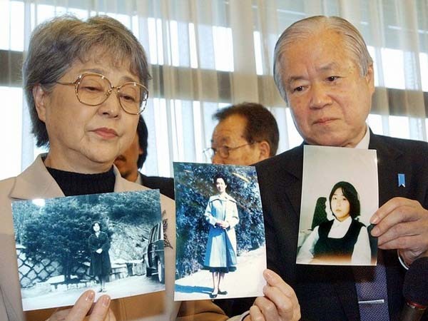 ▲ 납북된 가족들의 사진을 들고 있는 일본인 납북피해가족들. [사진: 日언론 블랙도쿄 보도화면 캡쳐]