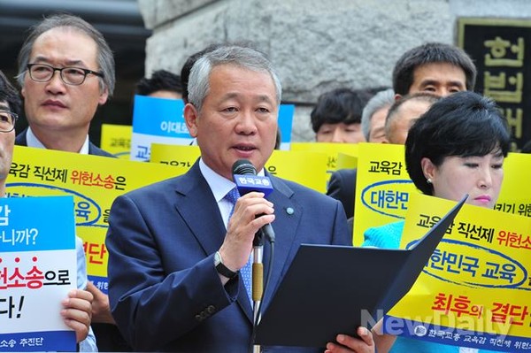 ▲ 교총 안양옥 회장이 기자회견문을 읽고 있다. 2014.8.14 ⓒ  이종현 기자