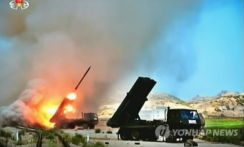 ▲ 북한이 14일 단거리 발사체 3발과 300㎜로 추정되는 신형 방사포 2발을 발사했다고 합동참모본부가 밝혔다.   북한 조선중앙 TV에서 보도한 군부대 포 실탄사격 훈련 모습. ⓒ연합뉴스