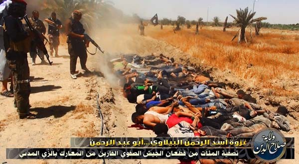 ▲ 자신들에게 투항한 이라크 군경을 학살하는 IS반군들. 이 영상을 인터넷에 띄우고 "성전에 동참하라"고 선전한다. [사진: IS 반군 선전 동영상 캡쳐]