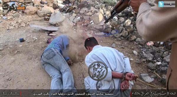 ▲ 숨어있던 이라크 관리 가족을 학살하는 IS반군들. 이 영상을 인터넷에 띄우고 "성전에 동참하라"고 선전한다. [사진: IS 반군 선전 동영상 캡쳐]