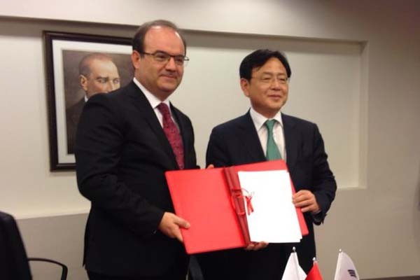 ▲ TIKA와 업무협조약정을 맺은 뒤 약정서를 들어보이는 KOICA 관계자. [사진: KOICA 제공]