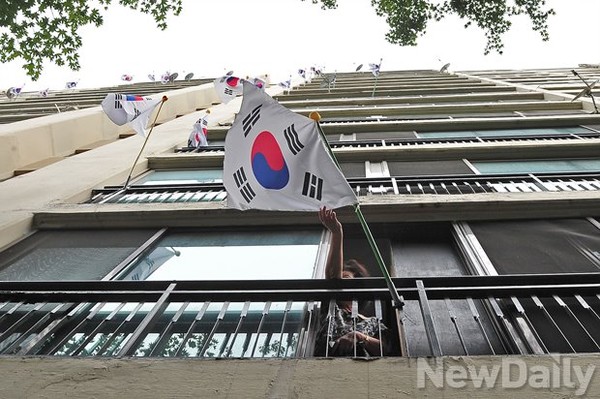 ▲ 강남 대치동에 위치한 쌍용 1차 아파트. 집집마다 태극기가 걸려있다.ⓒ 뉴데일리 이종현 기자