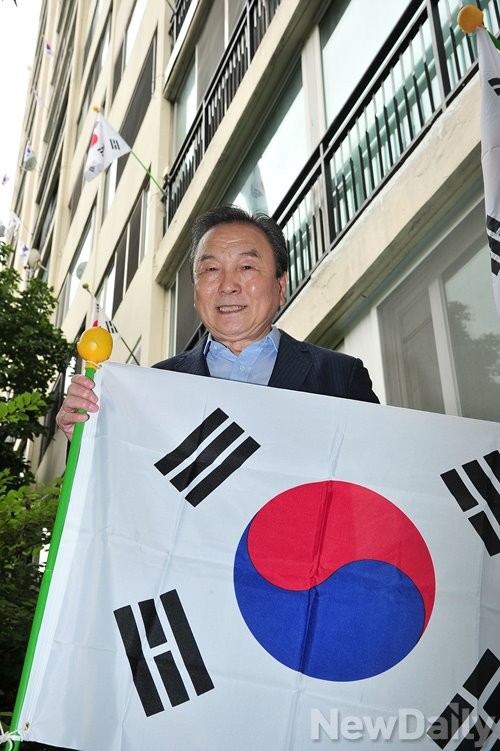 ▲ 태극기 달기 운동으로 화제를 모으고 있는 임창순 강남구 대치동 쌍용 1차 아파트 입주민 대표.ⓒ 뉴데일리 이종현 기자