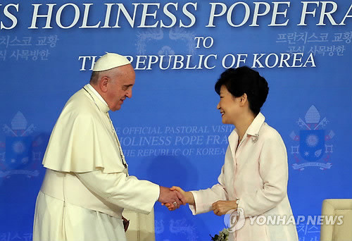 ▲ 박근혜 대통령과 프란치스코 교황이 14일 오후 청와대 영빈관에서 열린 정상연설을 마친 뒤 악수하고 있다.   ⓒ 연합뉴스
