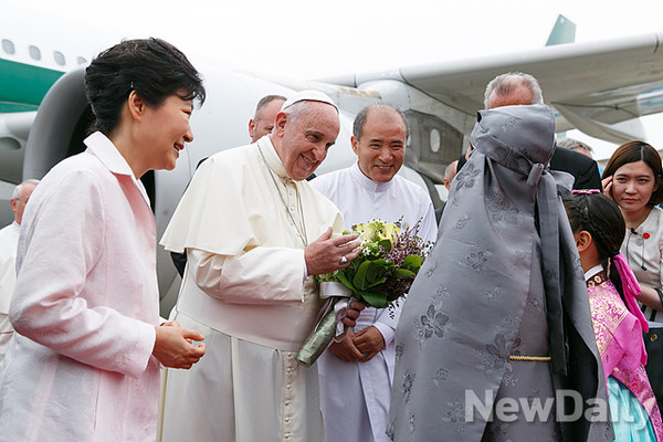 ▲ 박근혜 대통령이 14일 한국을 찾은 프란치스코 교황을 공항에서 영접하고 있다. ⓒ 뉴데일리