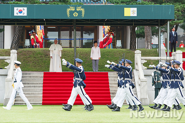 ▲ 프란치스코 교황 공식환영식 모습 ⓒ 뉴데일리