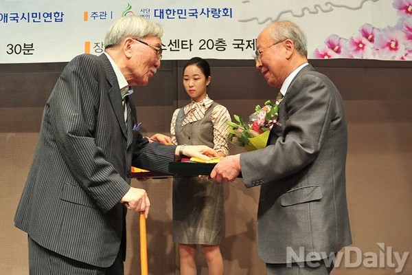 ▲ 우남이승만애국상을 수상한 손세일청계연구소 소장(오른쪽)과 시상자 김동길 태평양시대위원회 이사장(왼쪽) ⓒ뉴데일리=정재훈 기자