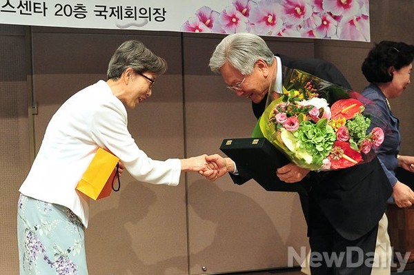 ▲ 우남이승만애국상을 수상하고 있는 고영주 국가정상위 위원장(오른쪽)과 시상자 김길자 대한민국사랑회 회장(왼쪽)ⓒ뉴데일리=정재훈 기자