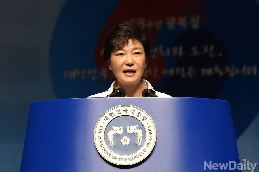 ▲ 박근혜 대통령은 15일 제 69주년 광복절 경축사에서 통일과 관련해 “이산가족들이 서로 만나고 인도적 지원을 더욱 활발하게 펼치는데서 시작해야 한다”고 말했다. ⓒ 뉴데일리(청와대 제공)