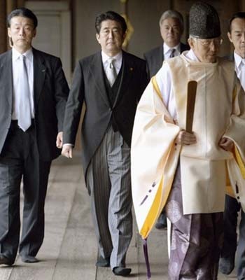 ▲ 2013년 12월 야스쿠니 신사를 찾아 전범들을 참배하는 아베 신조 일본총리 [사진: 당시 일본언론 보도화면 캡쳐]