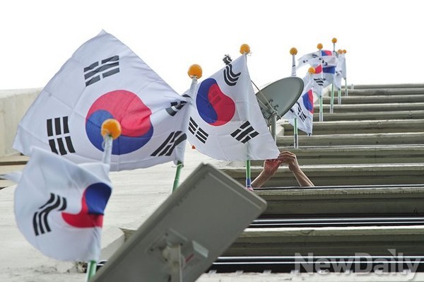 ▲ 태극기를 게양하는 대한민국 국민들ⓒ뉴데일리 정재훈 기자
