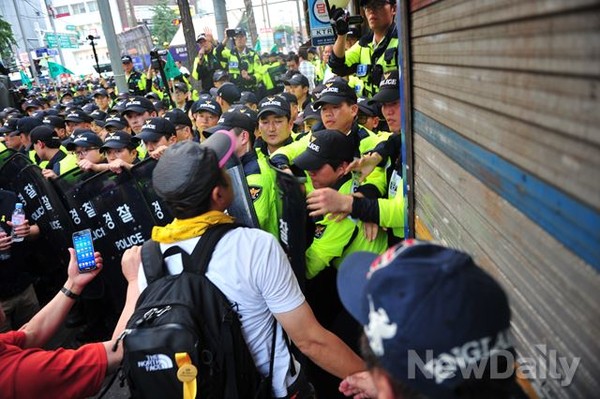 ▲ 종각역 방향으로 진출하려는 세월호 집회 참가자들이 경찰과 충돌하고 있다.