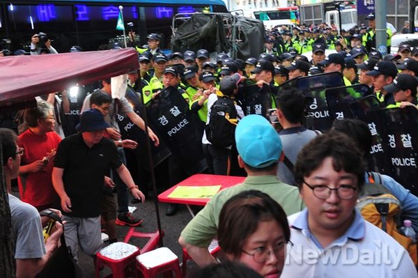 ▲ 세월호 시위대와 결찰이 충돌하는 과정에서 일부 노점상이 피해를 보고 있다.